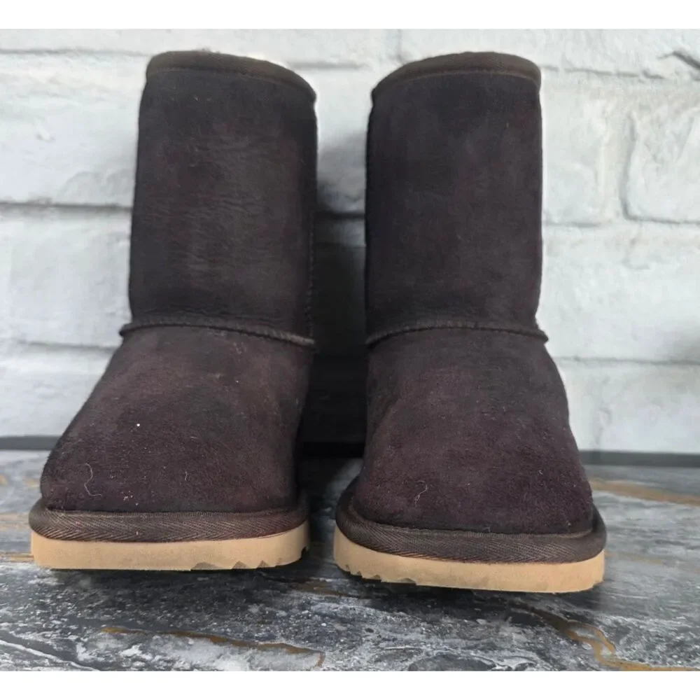 UGG Classic Short Chocolate Brown Suede Sheepskin Boots Size 6